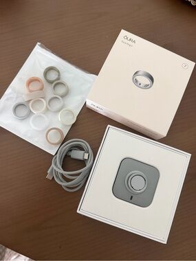 Oura Ring 4 size 7 -Brushed silver with Multi Color covers